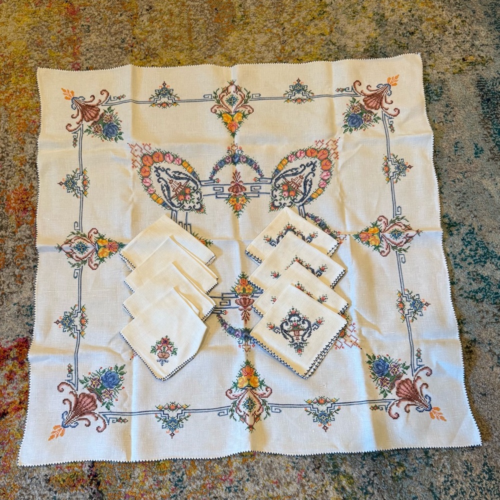 Set of Vintage Embroidered Bridge/Tea/Game Table Linens - Cloth 33” 8 Napkins